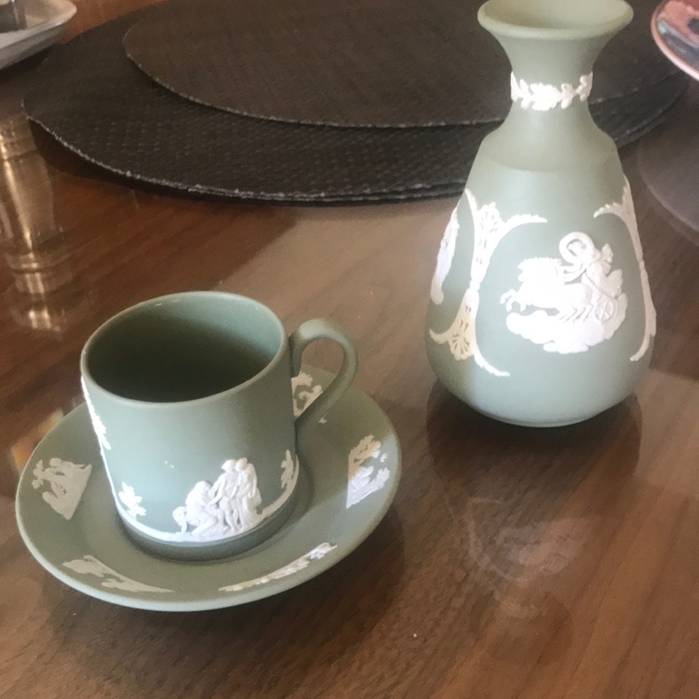 Wedgwood Demi tasse & vase set